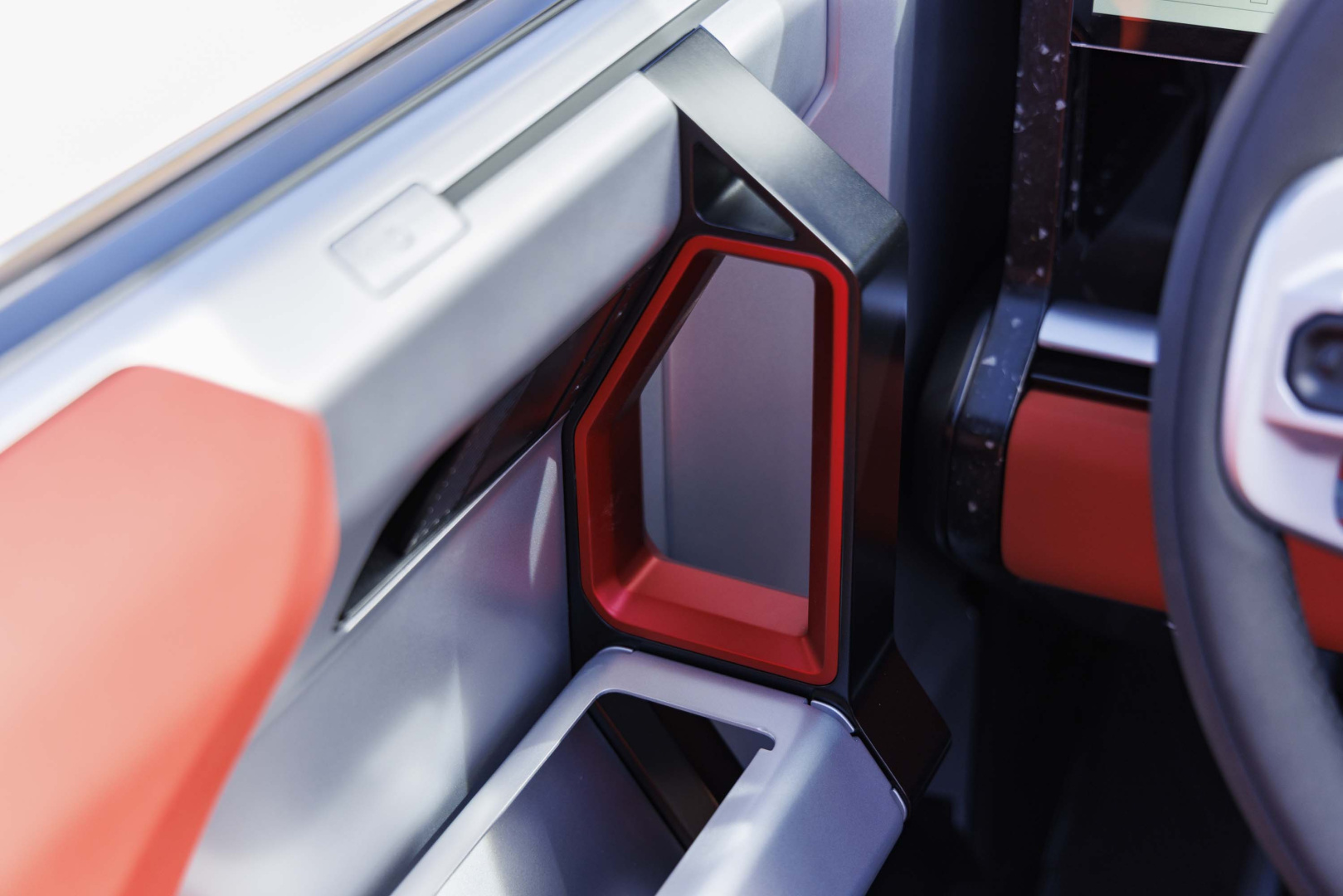 SMALL_GMC-HUMMER_HX_SUV_INT_DOOR_DETAIL